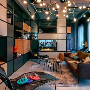 Moxy Milan Linate Airport מלון